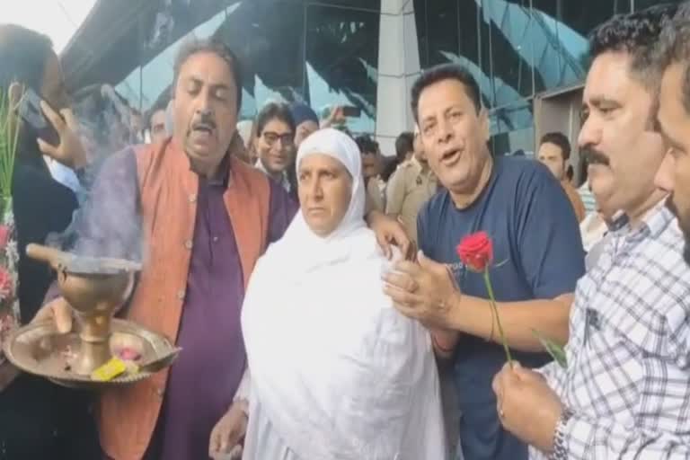 kashmiri-pandith-sikhs-and-muslims-welcome-hajj-pilgrims-in-srinagar-airport