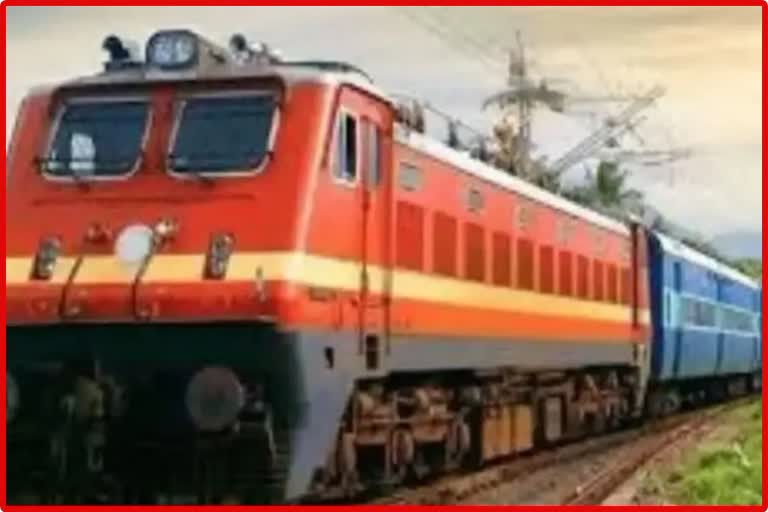 RATLAM RAILWAY ACCIDENT INDORE UDAIPUR TRAIN COACHES ROLLED UP TO 500 METERS AWAY WITHOUT ENGINE