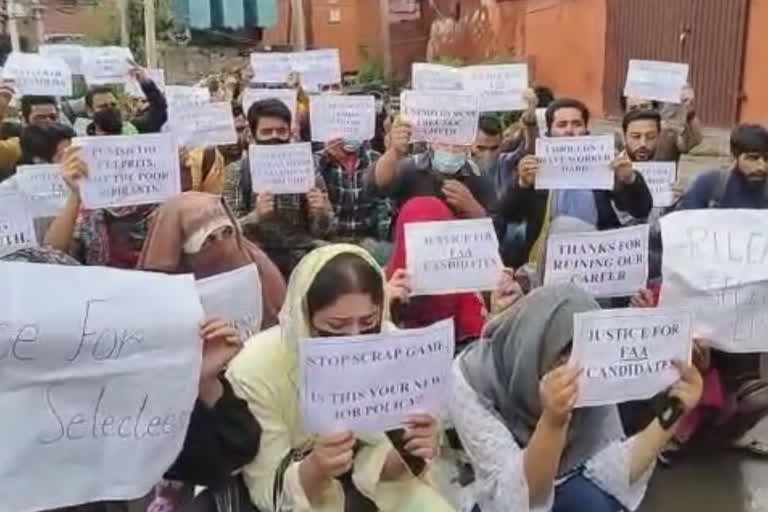 finance-accounts-assistant-selected-candidates-continues-protest-in-srinagar