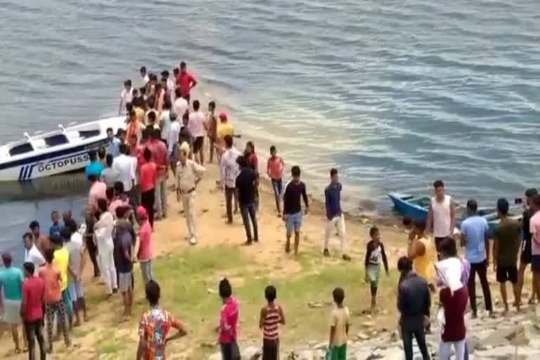 Many people missing due to boat capsizing in Giridih