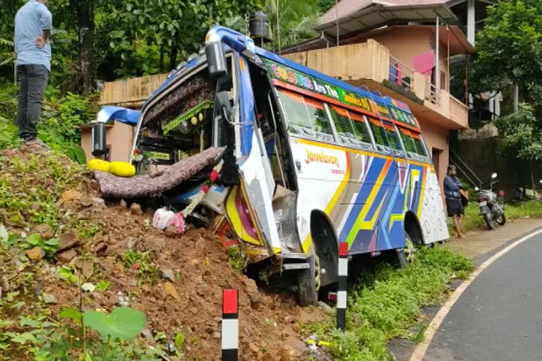 sabarimala devotees from Tamilnadu injured  mini bus accident in erumeli  bus accident sabarimala devotees injured  അയ്യപ്പ ഭക്തർ സഞ്ചരിച്ച മിനി ബസ് നിയന്ത്രണം വിട്ട് മറിഞ്ഞു  തമിഴ്‌നാട് സ്വദേശികൾ സഞ്ചരിച്ച വാഹനം മറിഞ്ഞ് അപകടം