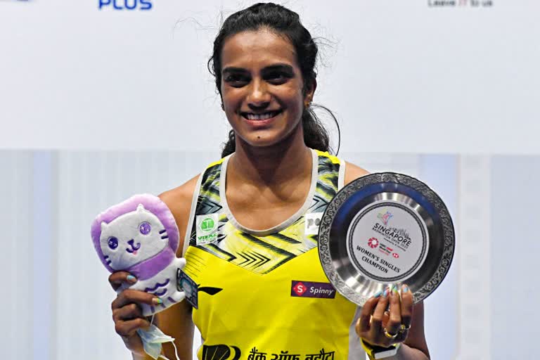 badminton news  Singapore Open  PM Modi congratulates  PV Sindhu  नरेंद्र मोदी  प्रधानमंत्री  सिंगापुर ओपन