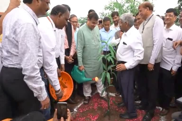 वृक्ष लागवड करताना नितीन गडकरी आणि मान्यवर