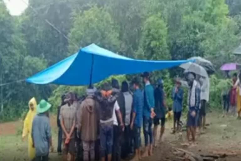 CREMATION UNDER TARPAULIN DUE OF HEAVY RAIN IN SHIVAMOGGA