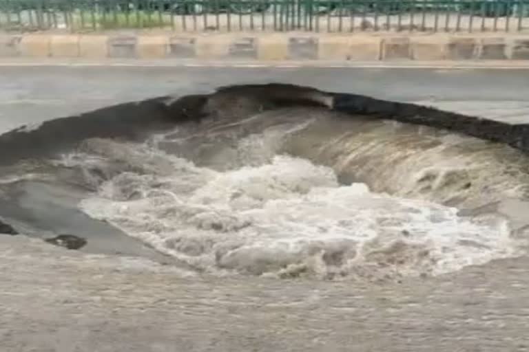 PIT ON ROAD DUE TO HEAVY RAIN FALL IN AHMEDABAD FLOOD SITUATION