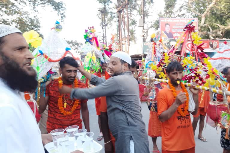 Kanwar Yatra Pilgrims in Muzaffar Nagar: مسلمانوں نے کانوڑ یاتریوں پر پھول برسائے