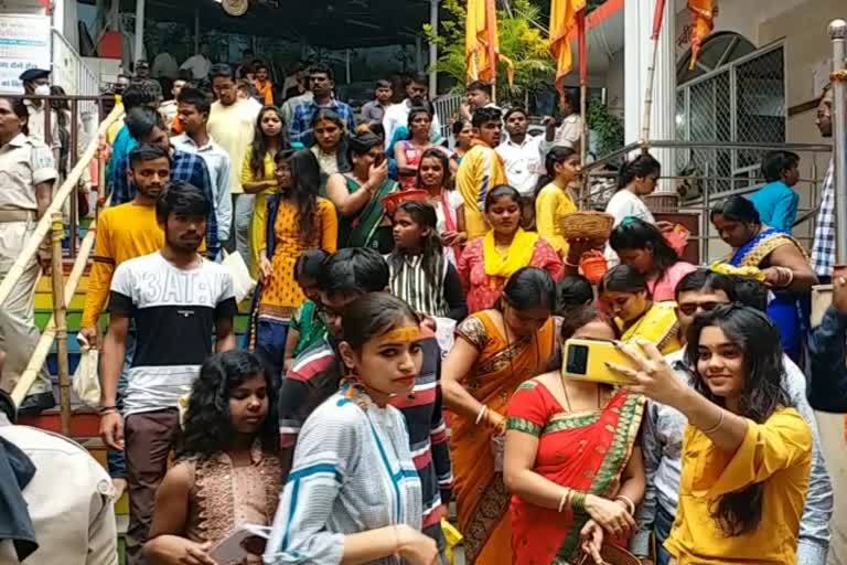 devotees gathered in Pahadi Mandir on first monday of sawan in Ranchi