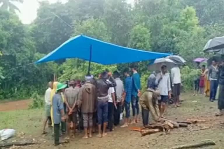 cremation under tarpaulin