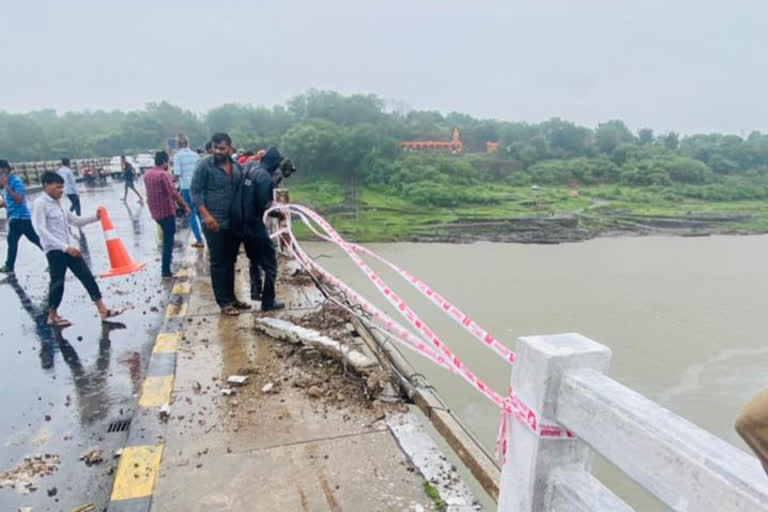 Bus fell in Narmada River