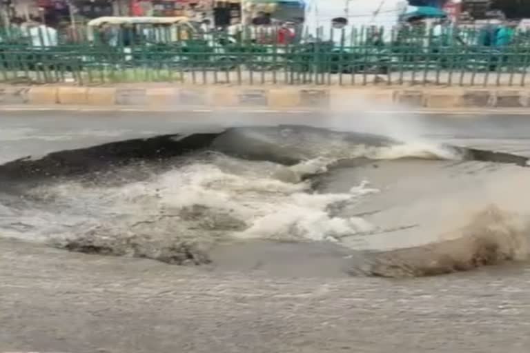 அகமதாபாத்தில் கனமழை - சாலையில் ஏற்பட்ட திடீர் பள்ளம்