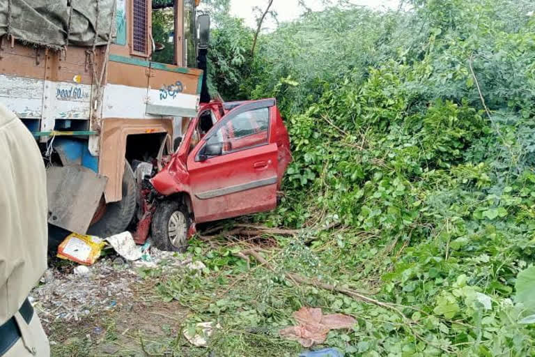 road accident at Raichur, Many people died in road accident at Raichur, Raichur road accident news, Lorry and car collide in Raichur, ರಾಯಚೂರಿನಲ್ಲಿ ರಸ್ತೆ ಅಪಘಾತ, ರಾಯಚೂರಿನಲ್ಲಿ ರಸ್ತೆ ಅಪಘಾತದಲ್ಲಿ ಹಲವರು ಸಾವು, ರಾಯಚೂರು ರಸ್ತೆ ಅಪಘಾತ ಸುದ್ದಿ, ರಾಯಚೂರಿನಲ್ಲಿ ಲಾರಿ ಮತ್ತು ಕಾರು ಡಿಕ್ಕಿ,