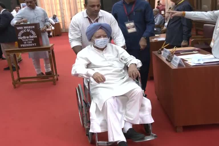 Presidential election 2022: Former PM Manmohan Singh arrives on wheel chair to vote