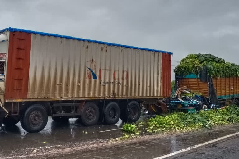 Eicher truck rams into standing truck