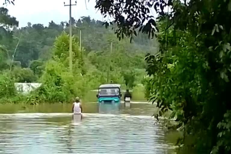 ಜಲಾವೃತವಾದ ರಸ್ತೆ ಮಧ್ಯೆ ಸಿಲುಕಿದ ಜೀಪು