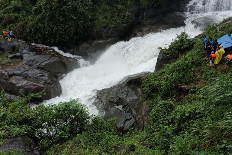 accidents at high range areas in kozhikode  accident prone tourist spots in kozhikode  thusharagiri waterfalls accident  pathangayam accident  തുഷാരഗിരി വെള്ളച്ചാട്ടം അപകടം  പതങ്കയം വെള്ളച്ചാട്ടം അപകടം  കോഴിക്കോട് മലയോര മേഖല അപകടങ്ങള്‍  കാലവര്‍ഷം ഇരുവഴിഞ്ഞിപ്പുഴ അപകടങ്ങള്‍  കോഴിക്കോട് വിനോദസഞ്ചാര കേന്ദ്രങ്ങൾ അപകടങ്ങള്‍