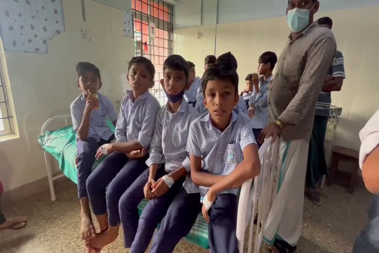 students admitted in hospital at kasargod  Class at sea shore  students got infected due to sea  സ്‌കൂളിൽ നിന്ന് കടപ്പുറത്തെത്തിച്ച് ക്ലാസ്  കാസര്‍കോട് കടപ്പുറത്തെ ക്ലാസ്