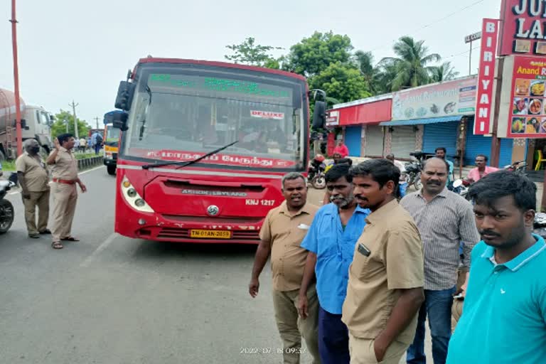 பேருந்து நிறுத்தத்தில் நிறுத்தாத்தால் டிரைவர் மீது தாக்குதல் : டிரைவர்கள் போராட்டம்