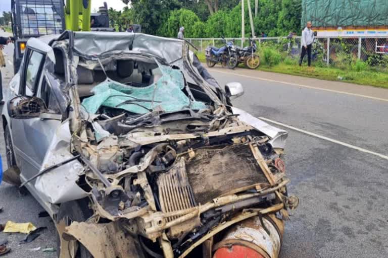 a-car-collided-with-a-lorry-in-chitradurga