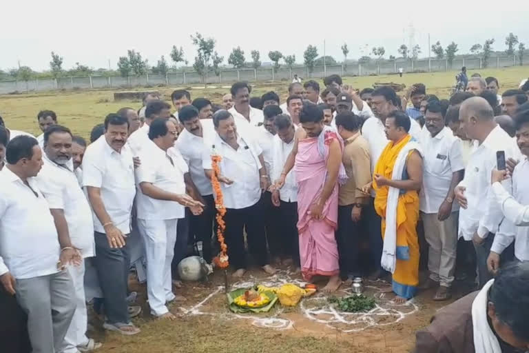 ವೇದಿಕೆ ನಿರ್ಮಾಣಕ್ಕೆ ಗುದ್ದಲಿ ಪೂಜೆ