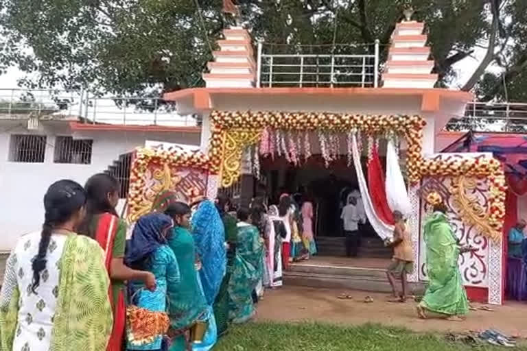 Crowd of devotees in Gumla Tanginath Dham