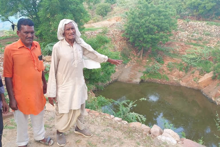 Haryana's Dashrath Manjhi kalluram  90 years old Kalluram made a pond by cutting a mountain in 50 years  90 years old Kalluram made a pond by cutting a mountain in 50 years  മല വെട്ടി കുളം കുത്തിയത് 50 വര്‍ഷം കൊണ്ട്  ശരഥ് മാഞ്ചി കല്ലൂര്‍  മലമുകളിലെ കുളം