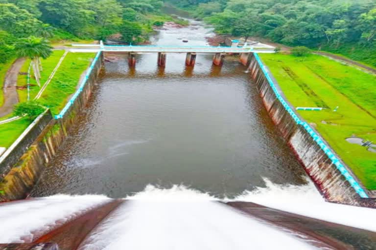 பரம்பிக்குளம் அணையிலிருந்து மூன்று மதகுகள் வழியாக உபரி நீர் வெளியேற்றம்