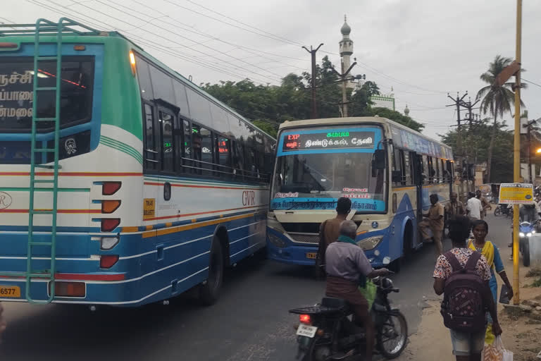 பேருந்துகளை சாலையிலேயே நிறுத்தி வாக்குவாதத்தில் ஈடுபட்டதால் அவதிக்குள்ளான ஆம்புலன்ஸ்