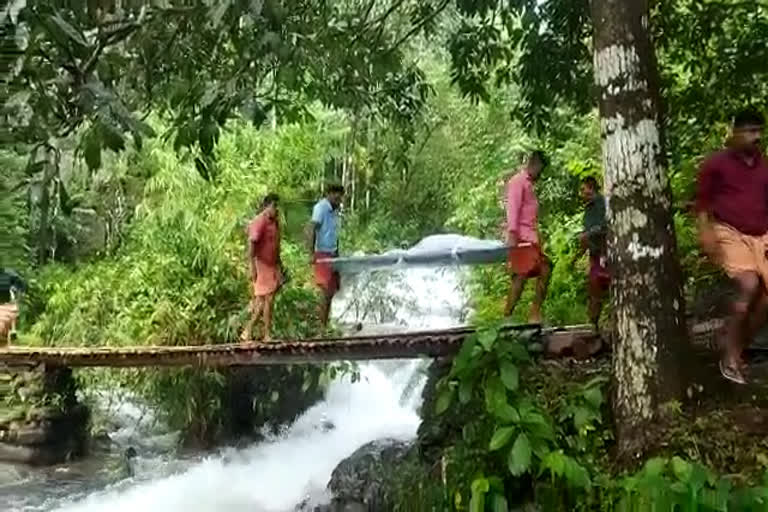 രാജപുരം പഞ്ചായത്തില്‍ ഗതാഗത പ്രശ്നം  രാജപുരം വാര്‍ത്ത  പുളിംകൊച്ചി ഗതാഗത പ്രശ്നം  കാസര്‍കോട് ഗതാഗതം  മൃതദേഹം ചുമന്നത് ഒരു കിലോമീറ്റര്‍  മൃതദേഹവുമായി നടന്ന നാട്ടുകാര്‍  lake of transport facility in Rajapuram Pulimkochi  dead body carried for kilometer