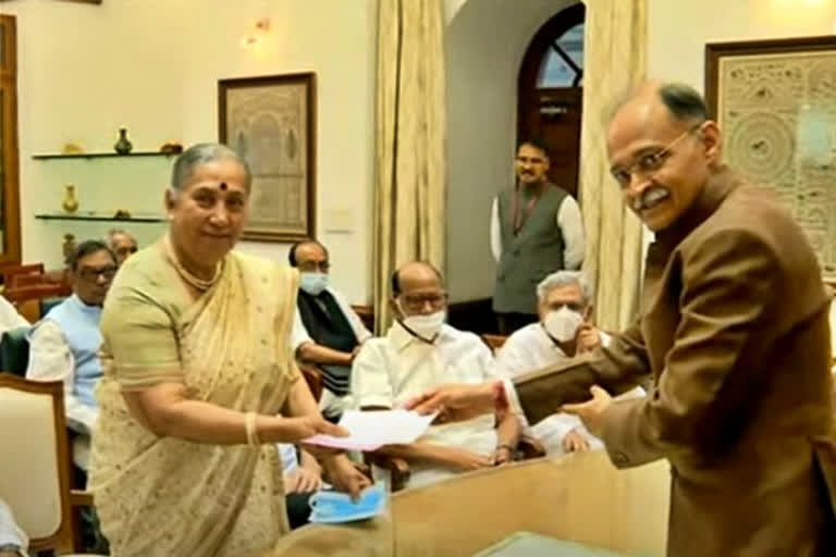 vice presidential candidate Margaret Alva files her nomination  Margaret Alva files her nomination papers at Parliament  vice presidential election 2022  vice presidential election news  ಉಪರಾಷ್ಟ್ರಪತಿ ಅಭ್ಯರ್ಥಿ ಮಾರ್ಗರೇಟ್​ ಆಳ್ವದಿಂದ ನಾಮಪತ್ರ ಸಲ್ಲಿಕೆ  ಸಂಸತ್ತಿನಲ್ಲಿ ನಾಮಪತ್ರ ಸಲ್ಲಿಸಿದ ಕನ್ನಡತಿ ಮಾರ್ಗರೇಟ್​ ಆಳ್ವ  ಉಪರಾಷ್ಟ್ರಪತಿ ಚುನಾವಣೆ 2022  ಉಪರಾಷ್ಟ್ರಪತಿ ಚುನಾವಣೆ ಸುದ್ದಿ