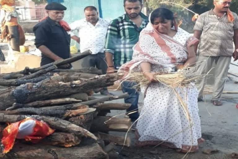 Mother performed last rites of son