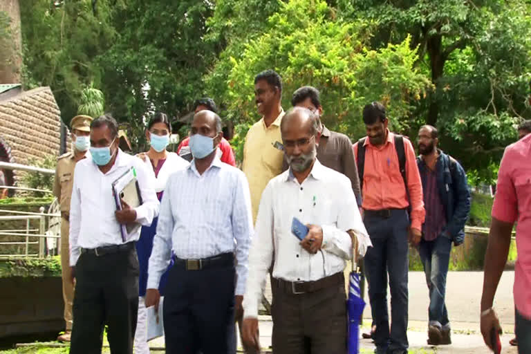 mullaperiyar dam visit  five sub committee members visited mullaperiyar dam  മുല്ലപ്പെരിയാർ അണക്കെട്ടിൽ അഞ്ചംഗ ഉപസമിതി സന്ദർശനം നടത്തി  മുല്ലപ്പെരിയാർ അണക്കെട്ടിലെ ജലനിരപ്പ്  അഞ്ചംഗ ഉപസമിതി സന്ദർശനം മുല്ലപ്പെരിയാർ  അണക്കെട്ടിലെ സ്‌പിൽവെ ഷട്ടറുകൾ  സ്വീപ്പേജ് വെള്ളത്തിന്‍റെ അളവ് രേഖപ്പെടുത്തി അഞ്ചംഗ സംഘം