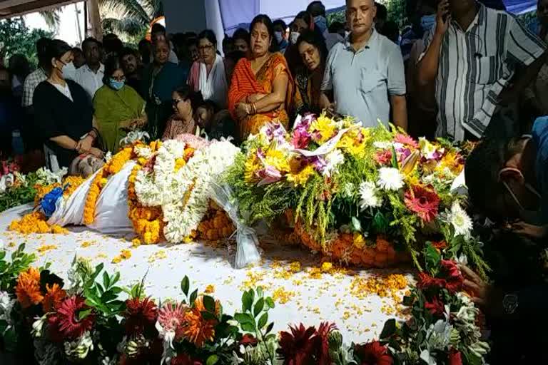 friends and colleague pays last tribute to ils director ajay parida in bhubaneswar