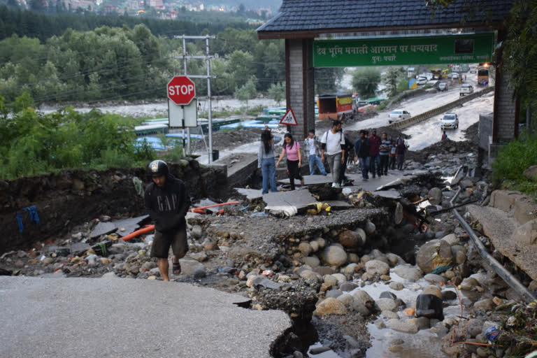 Manali mall road is damaged