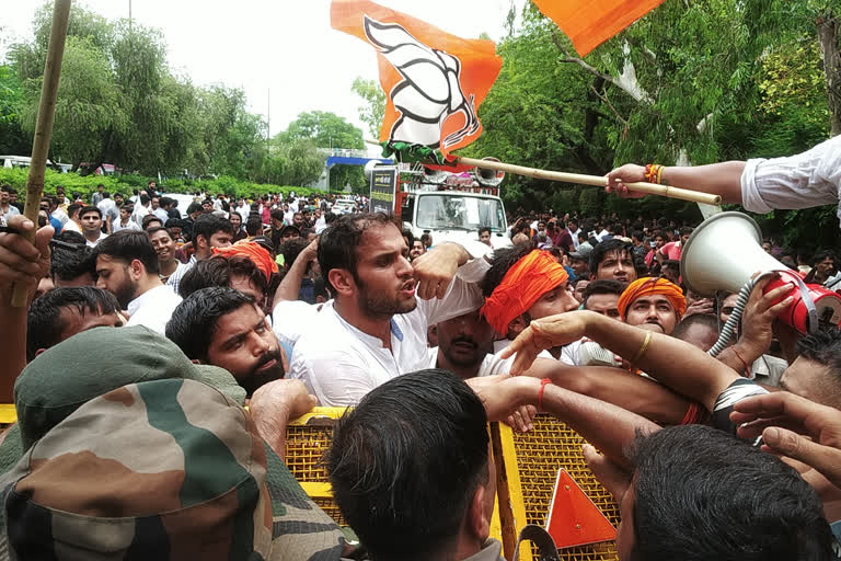 BJP Yuva Morcha's furious protest at Chief Minister's residence