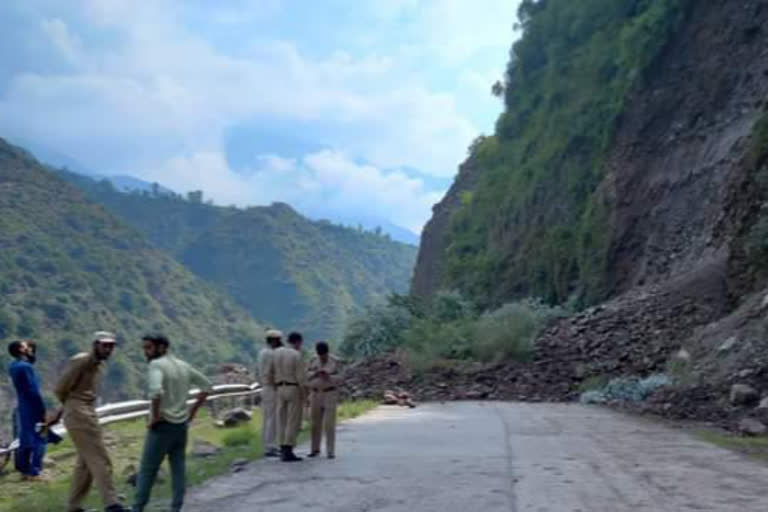 landslide-in-uri-closes-srinagar-uri-road