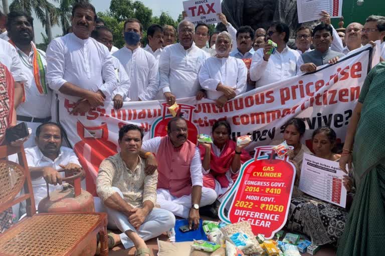 opposition parties protest against gst hike  protest on parliament premises against inflation  goods and services tax increased  congress against gst hike  ജിഎസ്‌ടി നിരക്ക് വർധനവ്  ജിഎസ്‌ടി നിരക്ക് വര്‍ധനവ് പ്രതിപക്ഷം പ്രതിഷേധം  ചരക്ക് സേവന നികുതി വർധനവ് പുതിയ വാര്‍ത്ത  ജിഎസ്‌ടി നിരക്ക് വര്‍ധനവ് കോണ്‍ഗ്രസ് പ്രതിഷേധം