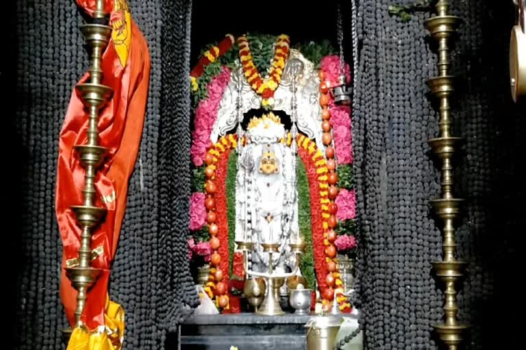 தேய்பிறை அஷ்டமியை முன்னிட்டு விபூதி அலங்காரத்தில் காலபைரவர்