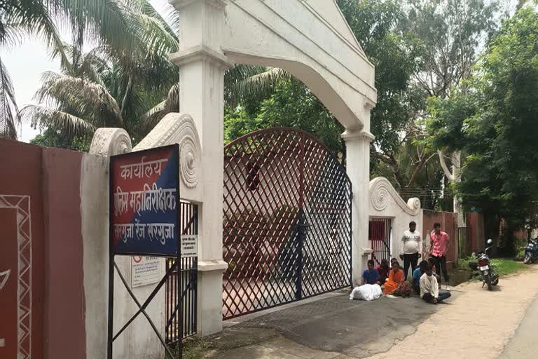 Demonstration by placing dead body in front of Surguja IG office