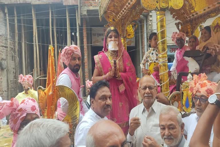 Jain society gathered to welcome the initiators in Dhamtari