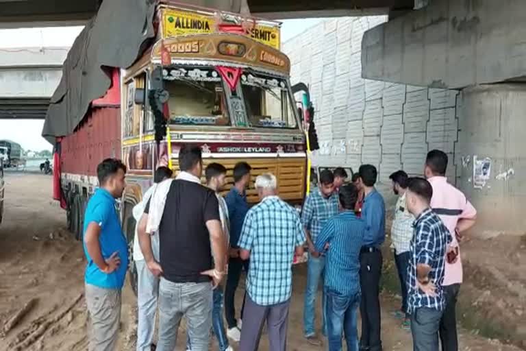 Dausa police caught imported cigarettes