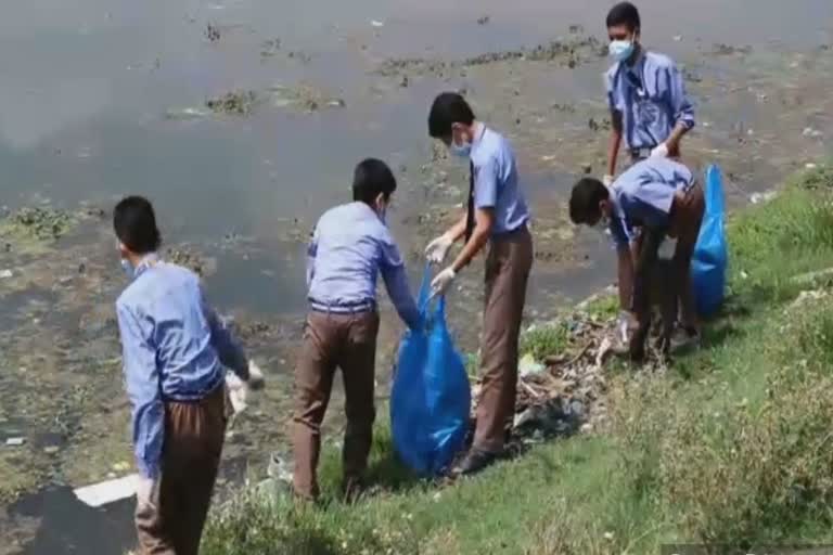 students-doing-cleaness-drive-in-dal-lake-bunds-in-srinagar