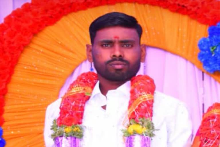 groom-collapses-during-reception-and-died-at-vijayanagara