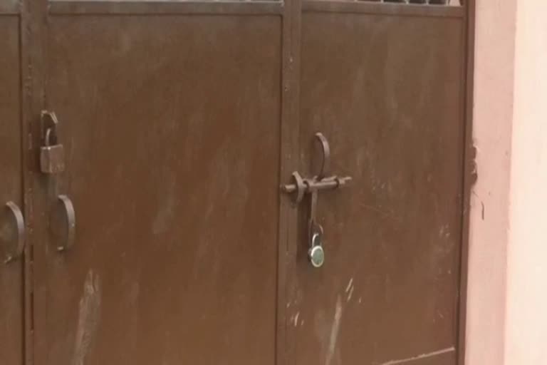 Jharkhor primary school teacher locked school for his personal work in Dhanbad