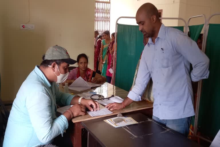 Only one doctor working in OPD of Sahibganj Sadar Hospital