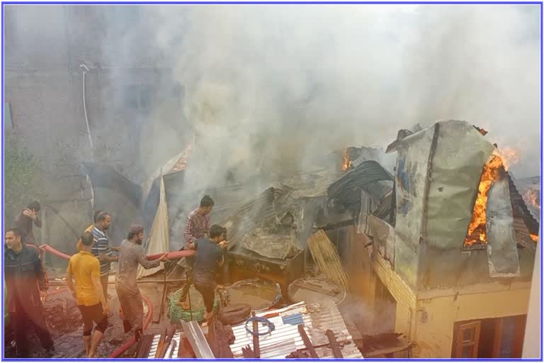 blaze-guts-darul-uloom-two-houses-in-khanyar-srinagar