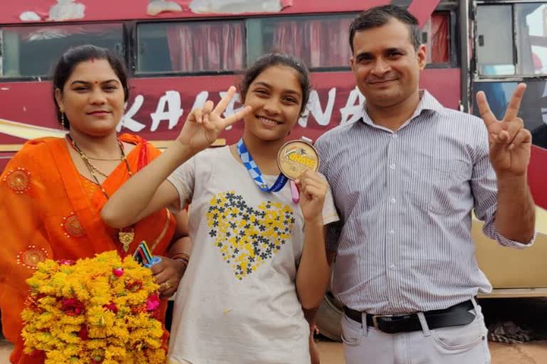 Shivpuri daughter Ishita Kurmi won gold medal in chhatisgarh National Karate Championship