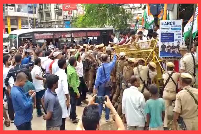 apcc-protest-against-ed-summons-to-sonia-gandhi-in-front-of-rajiv-bhawan-in-guwahati