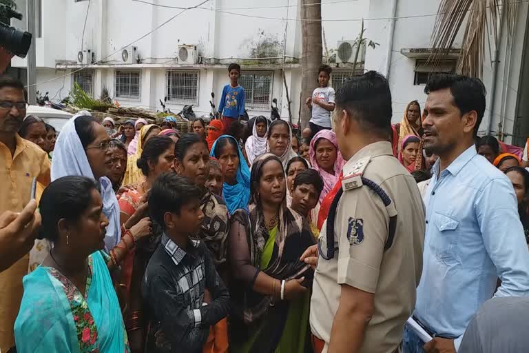 Womens protest against sellers of ganja in bilaspur