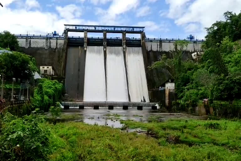 Peechi Dam shutter opens due to heavy water in reservoir  peechi dam shutter open  heavy rain in kerala  പീച്ചി ഡാം റിസർവോയറിൽ ജലനിരപ്പ് ഉയർന്നു  പീച്ചി ഡാമിന്‍റെ ഷട്ടറുകൾ തുറന്ന‍ു  മണലിപ്പുഴയുടെ തീരത്ത് താമസിക്കുന്നവർക്ക് ജാഗ്രത നിര്‍ദേശം