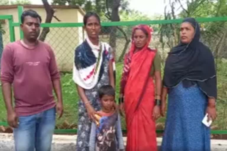 Woman caught thief who tried to steal child vijayapura